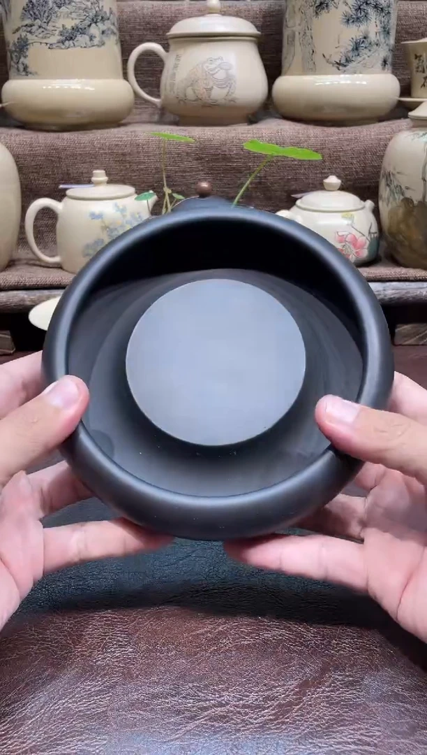 泥塑王宇黑色小壶承一个