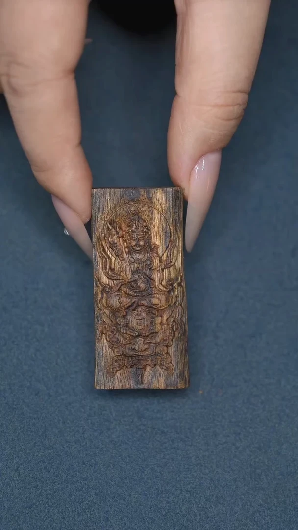 沉香吊坠m**n海南莺歌绿棋雕刻牌