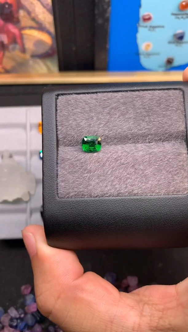 未镶嵌未镶嵌定制石榴石金*发1.55克拉莎弗莱