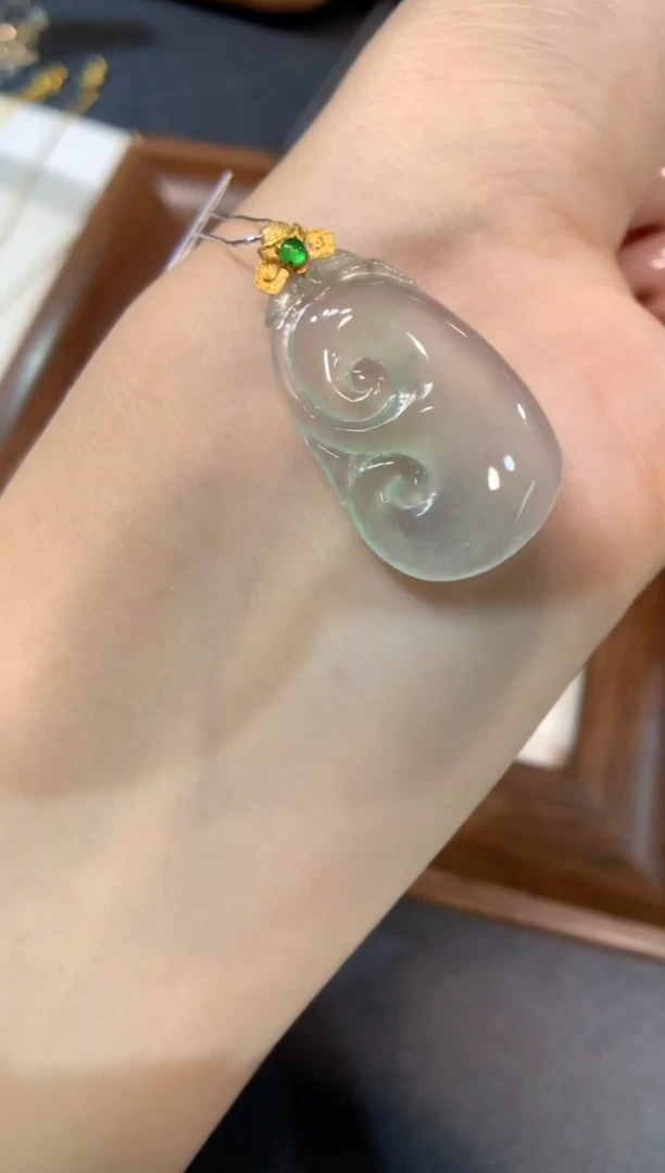 颈饰18K金镶嵌翡翠如意