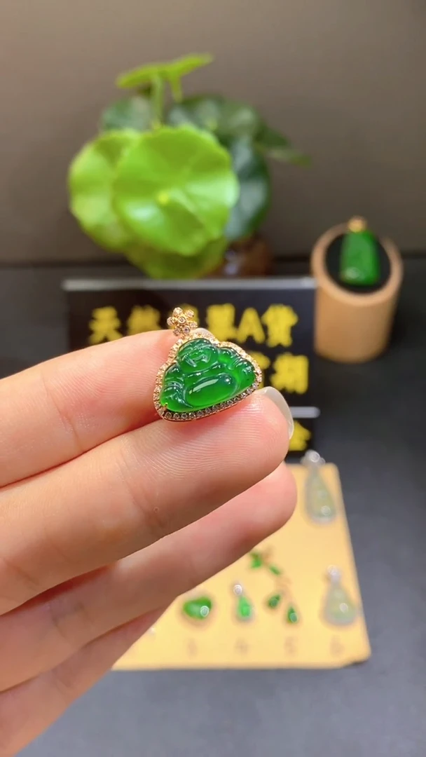 颈饰18K金镶嵌翡翠翡翠A货