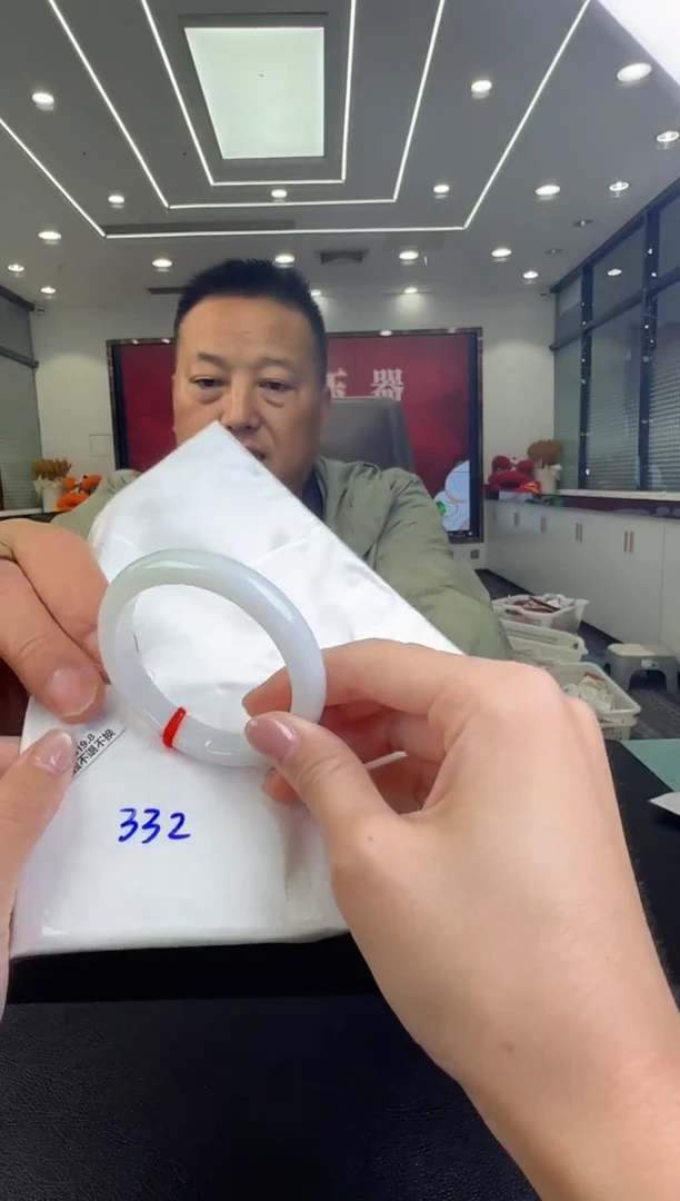 翡翠未镶嵌颈饰手镯56+