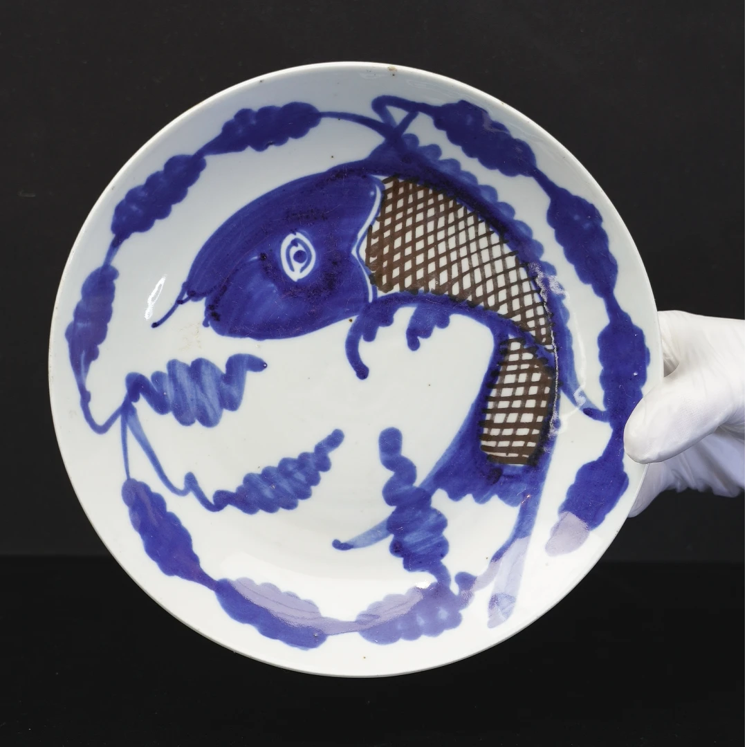 乙1760 清中期青花釉里红鱼盘 内底留字 口沿芝麻飞皮
