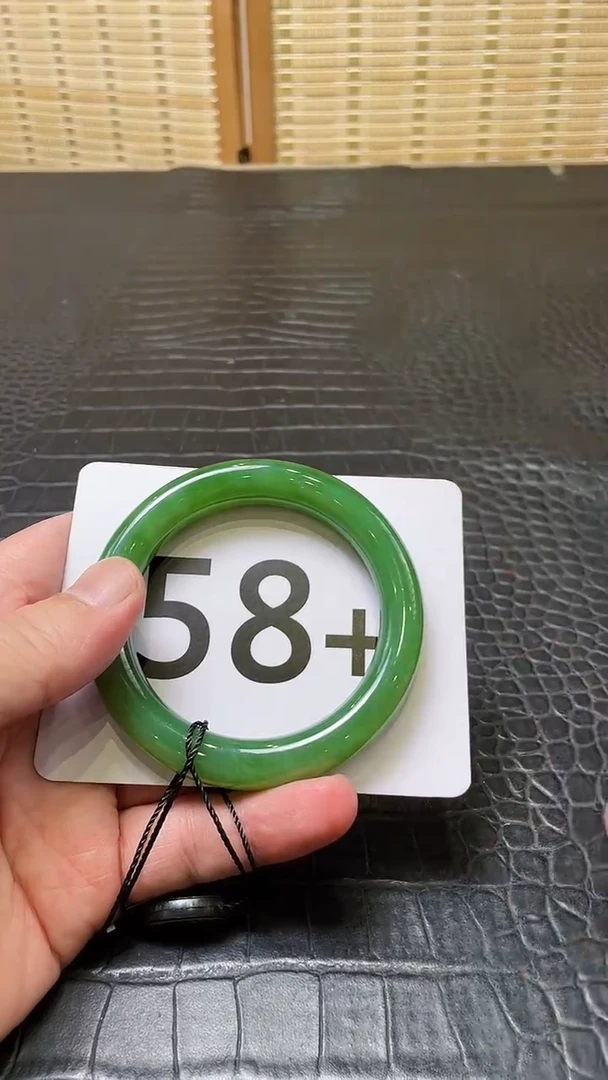 和田玉（碧玉）手镯未镶嵌一个