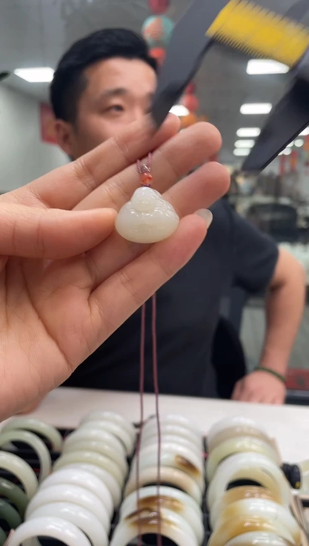 和田玉未镶嵌颈饰于阗老坑抱抱佛吊坠随机发一件