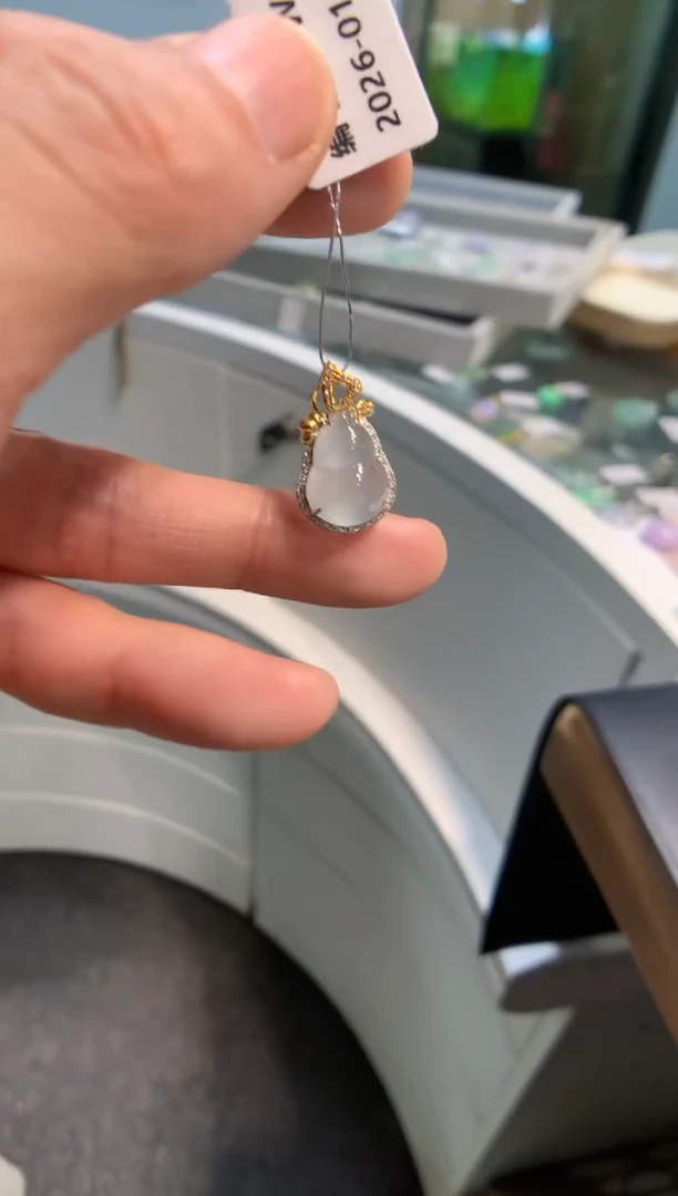 颈饰18K金镶嵌翡翠葫芦