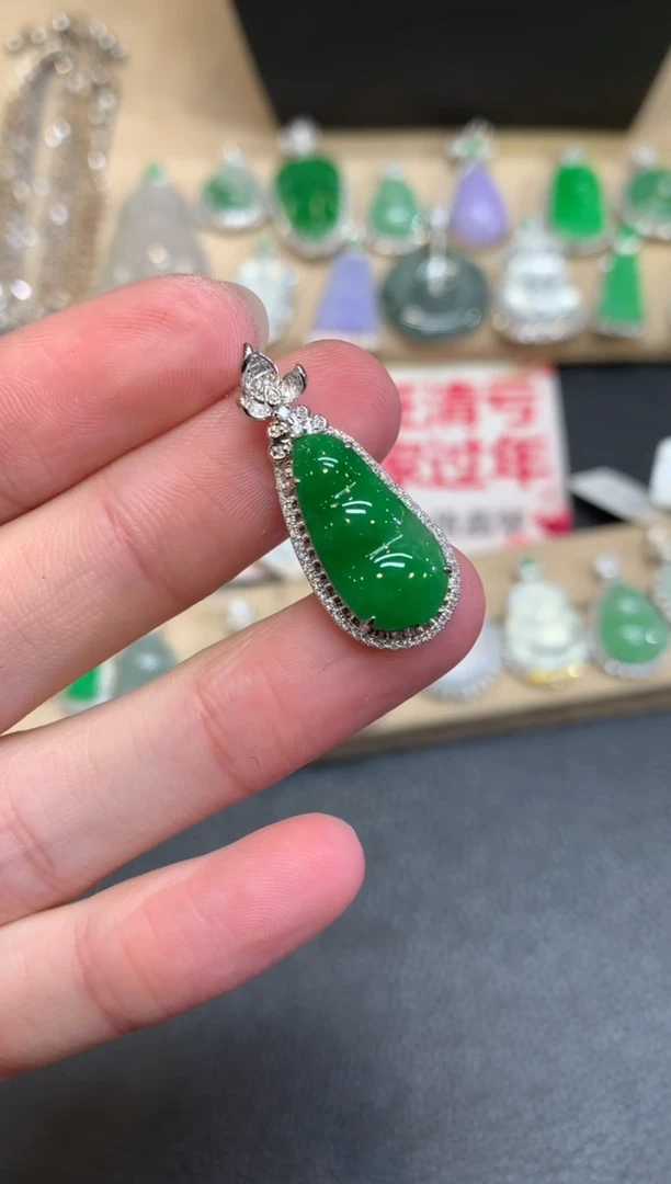 【闪购商品】翡翠颈饰18K金镶嵌福豆【无服务费】