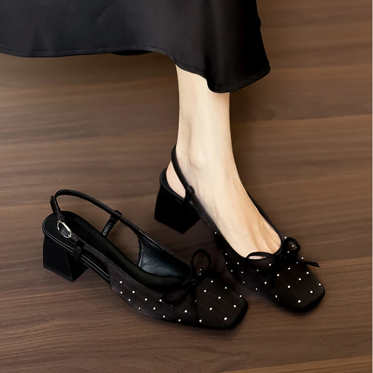 蝴蝶结黑色单鞋后绊带包头凉鞋女2025新款夏季外穿绸缎粗跟高跟鞋