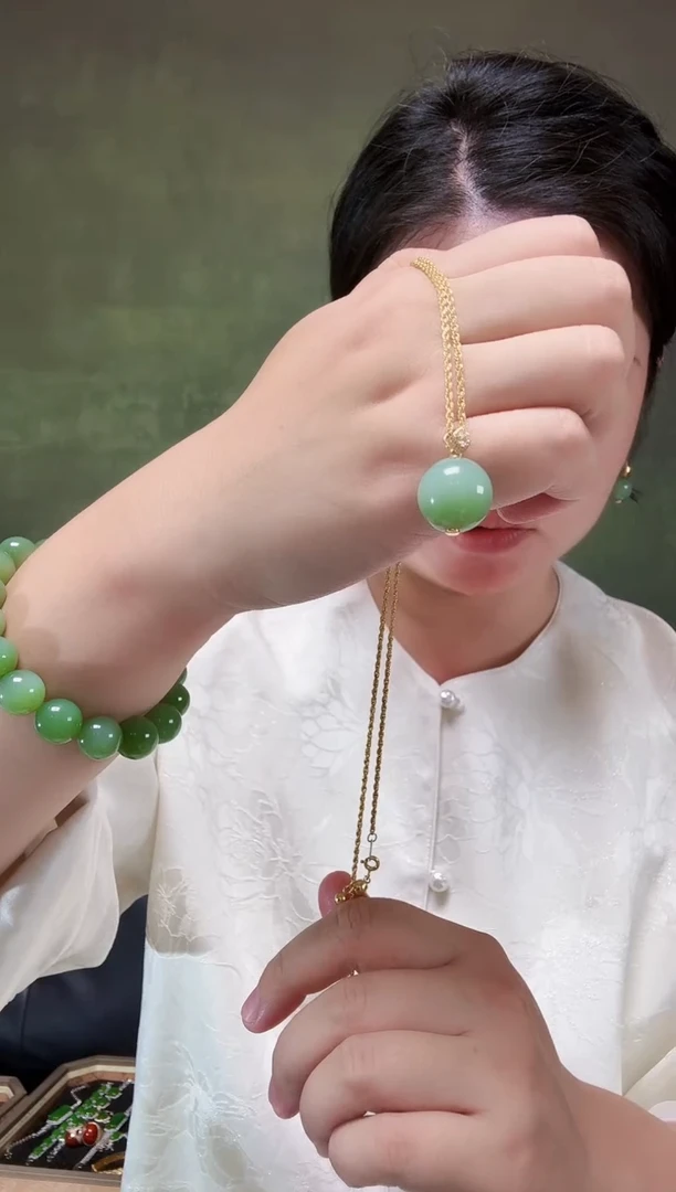 颈饰18K金镶嵌和田玉粉青圆珠吊坠