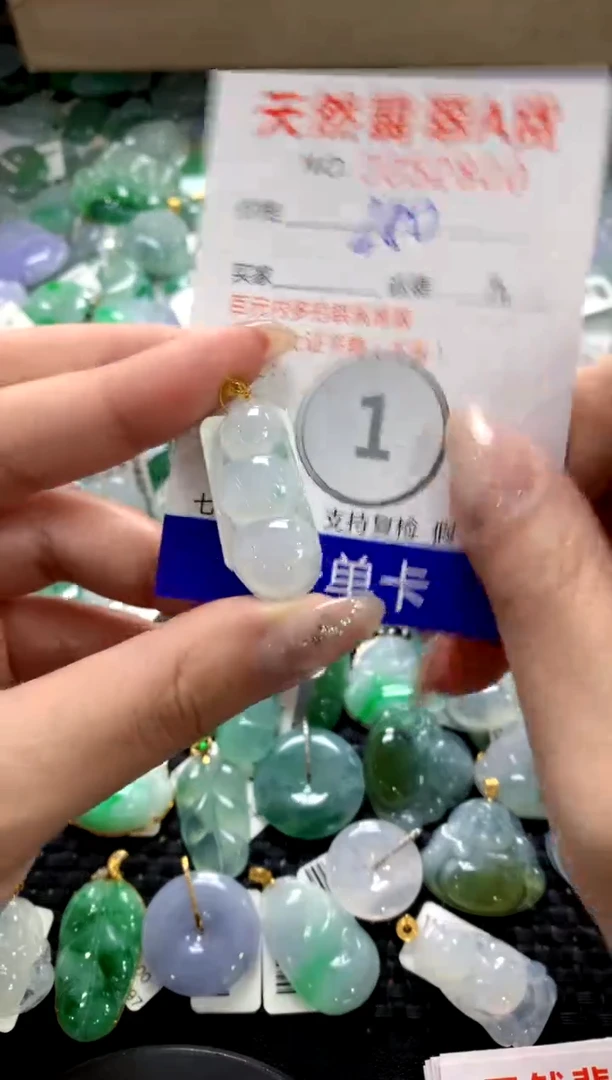 颈饰18K金镶嵌翡翠1111111111111111