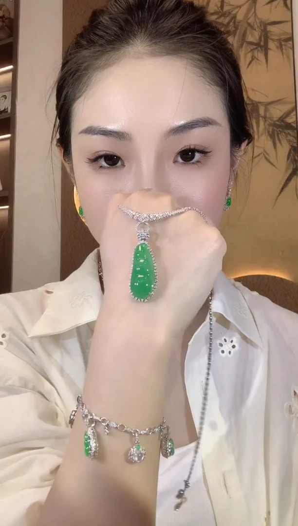 【闪购商品】翡翠吊坠(不含链)18K金镶嵌D64