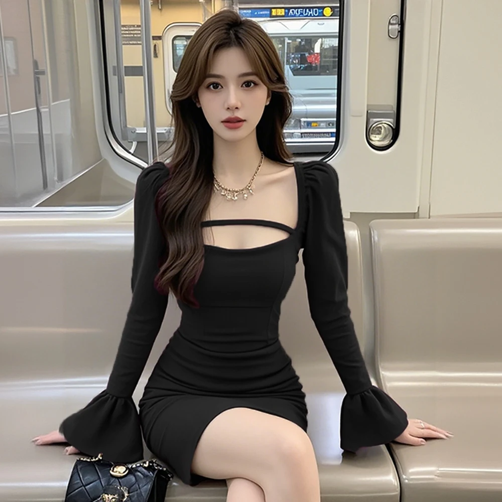 2025秋季新款u领轻熟风连衣裙喇叭袖设计收腰紧身包臀裙辣妹穿搭