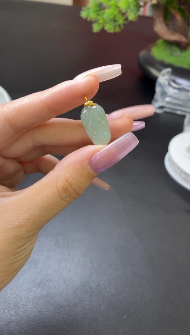 吊坠(不含链)18K金镶嵌翡翠吊坠（配皮绳！）