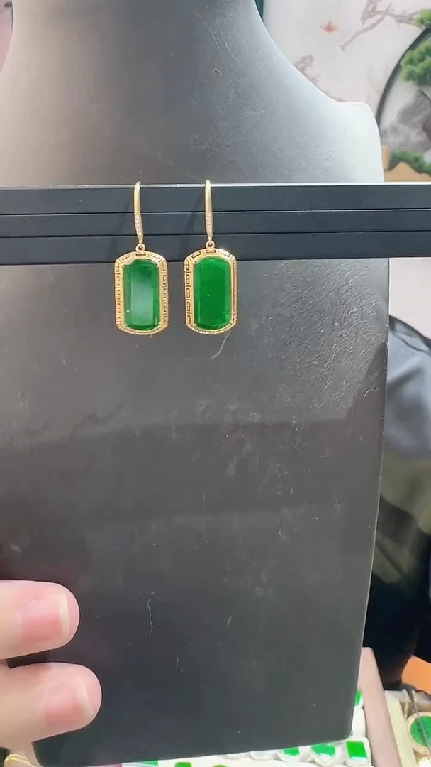 颈饰18K金镶嵌翡翠林*888888888888