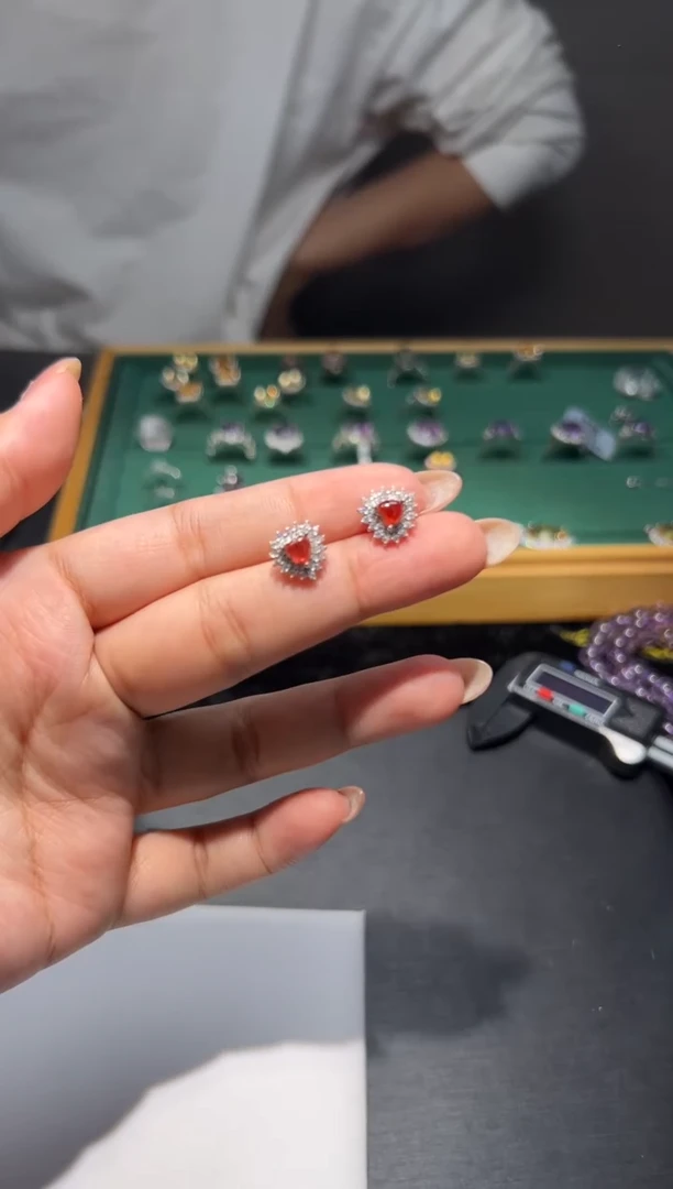 银S925镶嵌耳饰石榴石石榴石耳钉一对