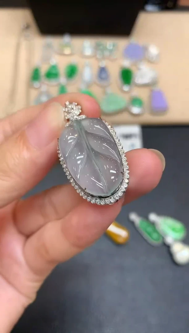 颈饰18K金镶嵌翡翠树叶【无服务费