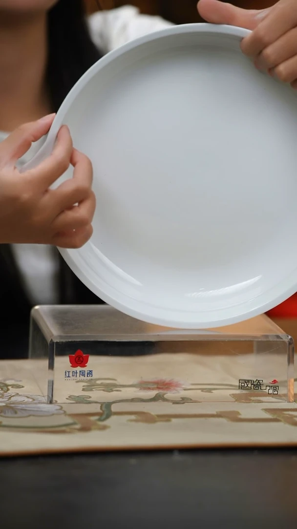 1个微瑕白胎10英寸双耳鲍翅盘（无底款）