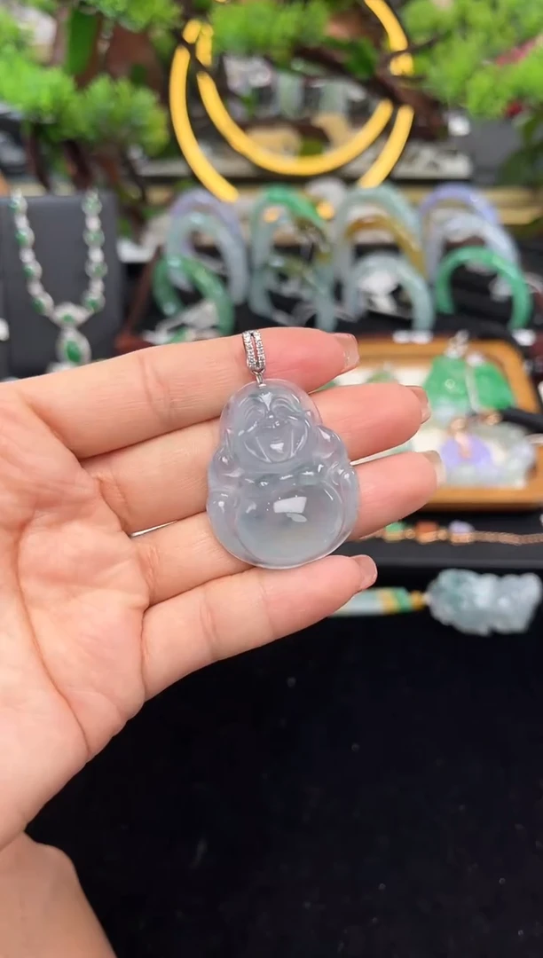 颈饰18K金镶嵌翡翠吊坠