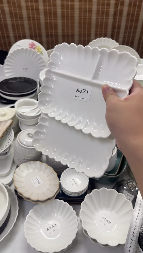 瓷      两个花瓣分格盘
