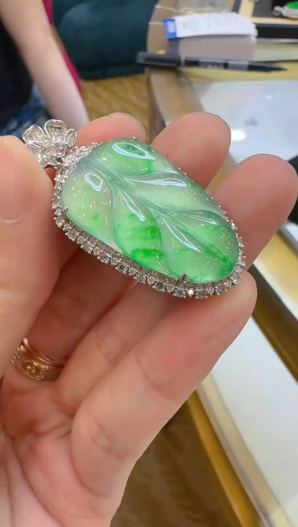 翡翠18K金镶嵌吊坠(不含链)v***晓分单