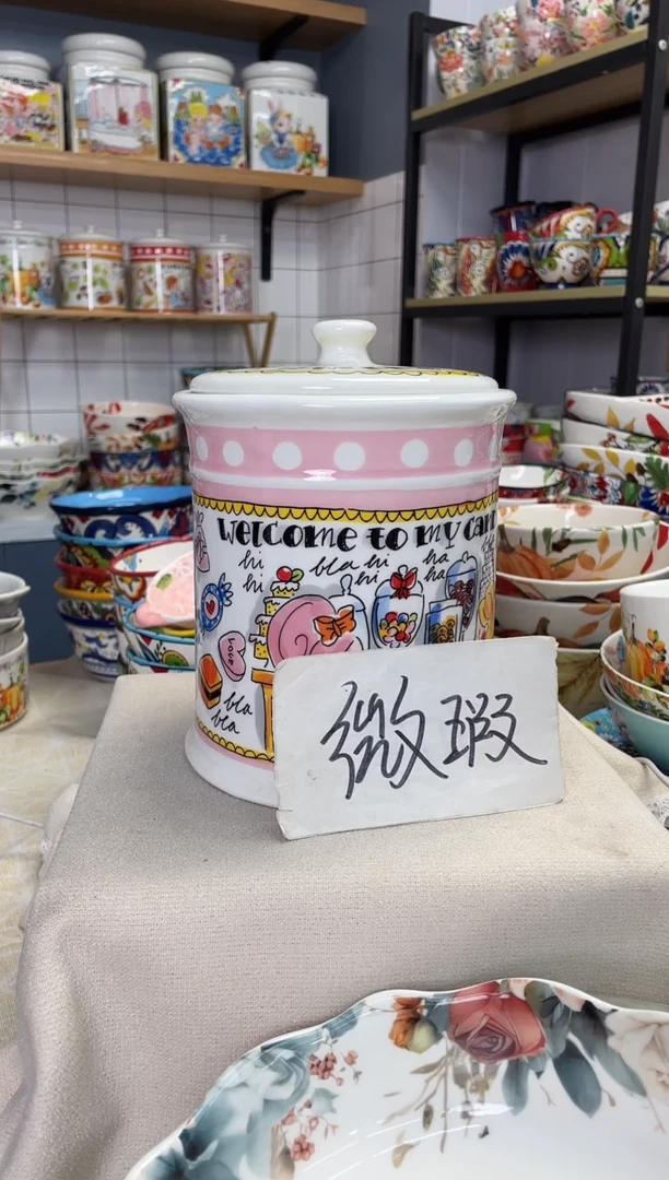 【闪购商品】瓷片粉波点饼干罐一只