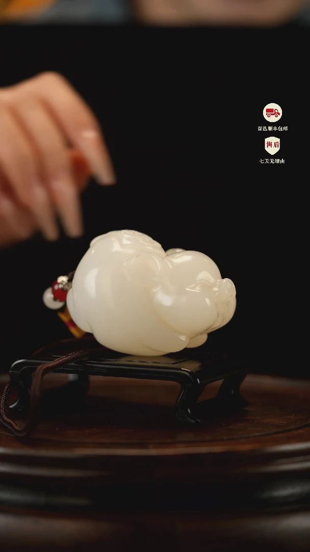 云南石荔枝白雕刻：纳福飞猪手把件摆件