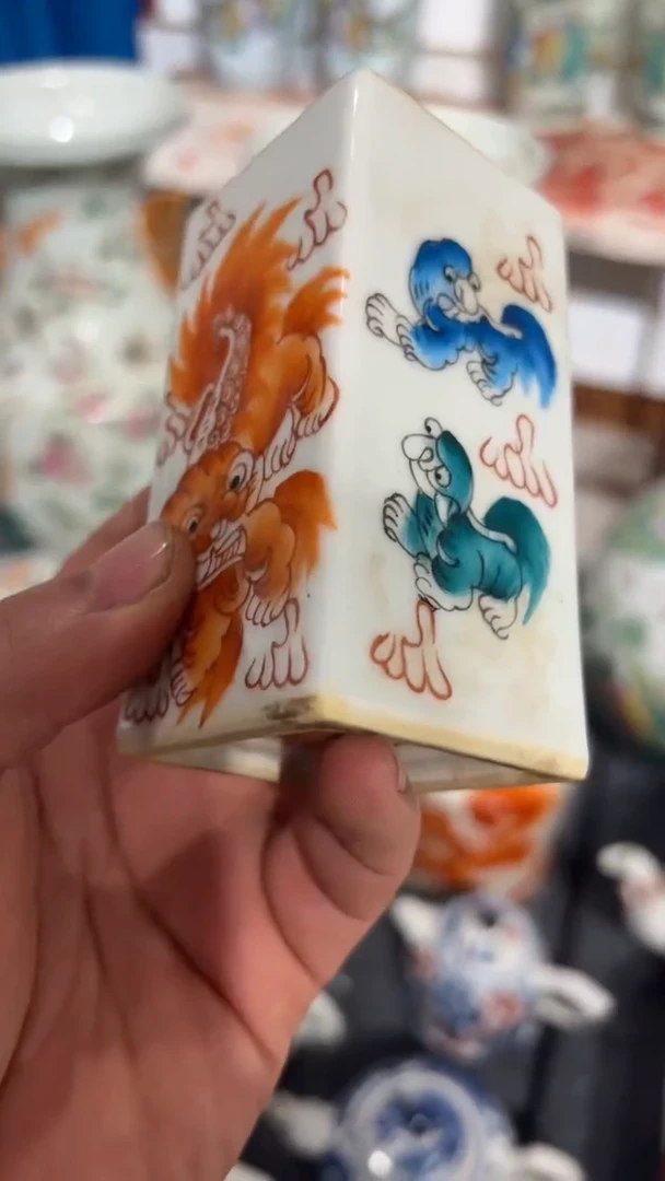 摆件瓷摆件瓷摆件狮子四方笔筒