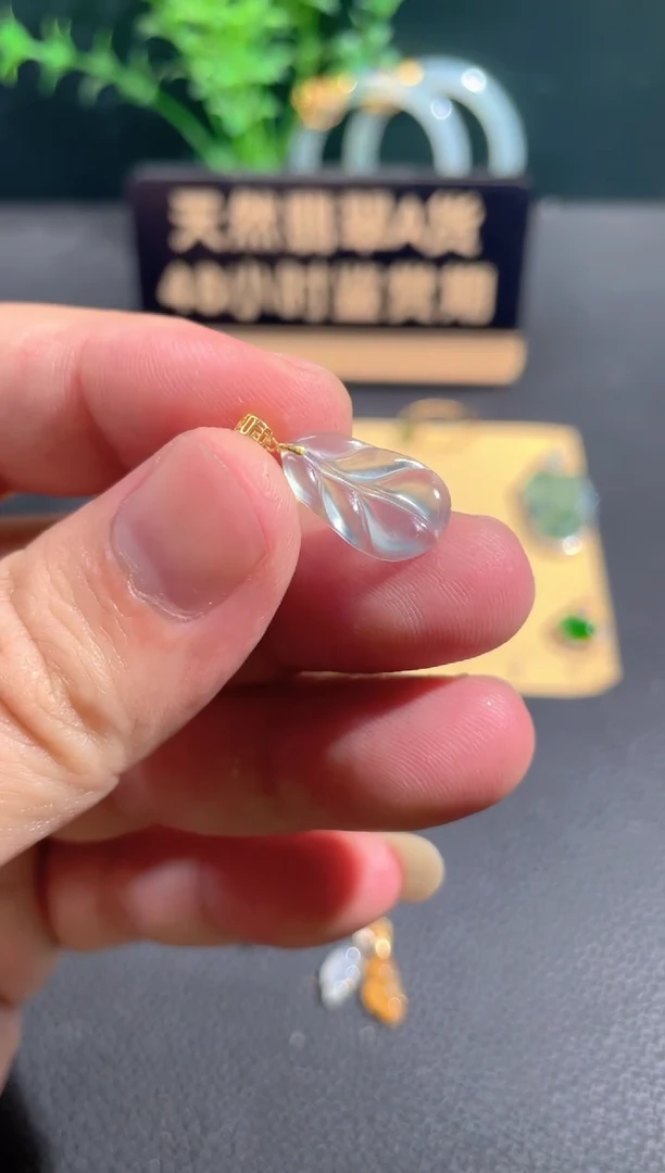 翡翠18K金镶嵌颈饰翡翠