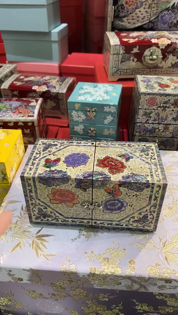 微瑕红底对开·弘贝雅螺钿漆器文化馆