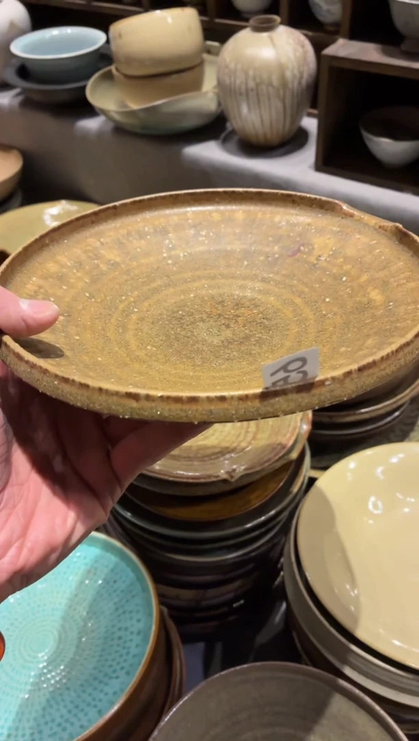 瓷片瑶**烤658微瑕粗陶手工土黄单口盘1个