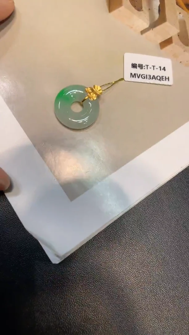 颈饰18K金镶嵌翡翠甜甜圈