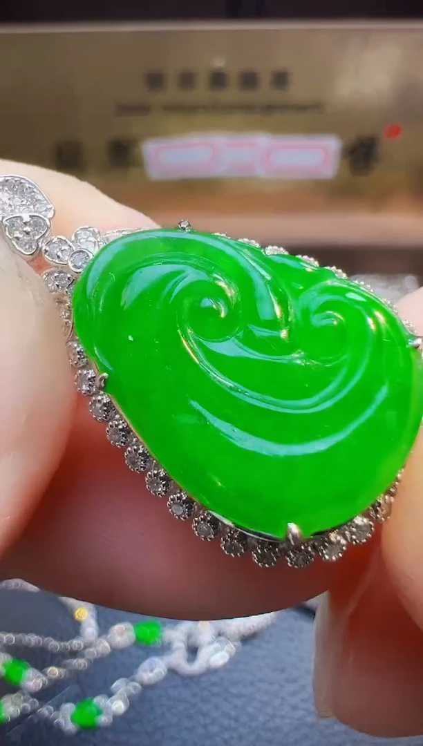 翡翠18K金镶嵌颈饰白**金翡翠