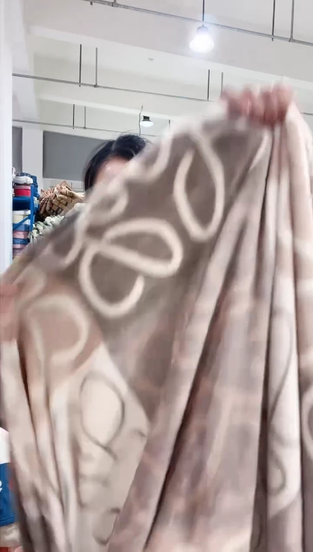 牛奶绒主播手上展示的产品   瑕疵  抽丝