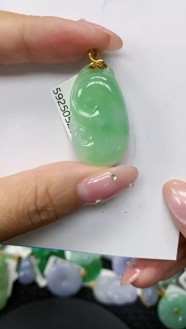 翡翠18K金镶嵌颈饰1111111111