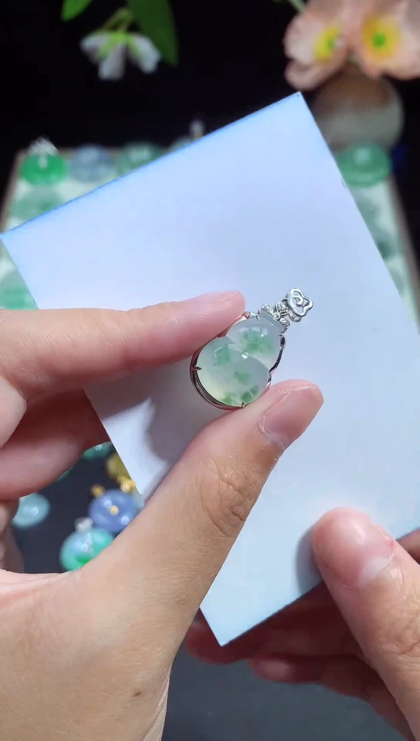 翡翠未镶嵌颈饰葫芦