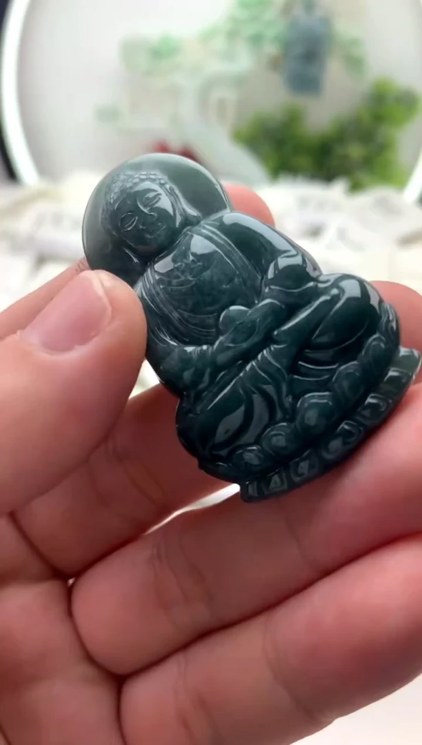 翡翠未镶嵌颈饰大日如来