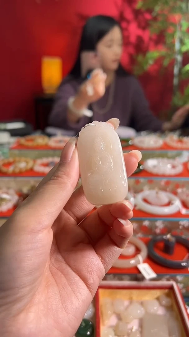 颈饰未镶嵌和田玉呦**園藕粉精雕观音牌