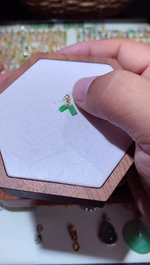 颈饰18K金镶嵌翡翠1111111