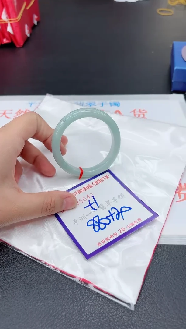 翡翠手镯未镶嵌1
