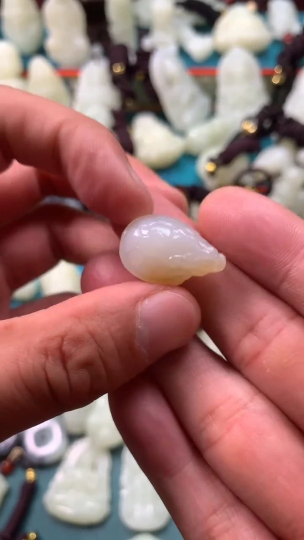 颈饰未镶嵌和田玉飒****)