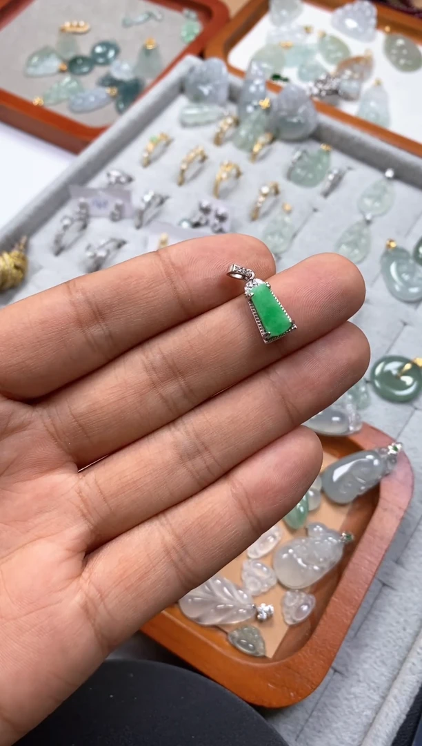 颈饰银S925镶嵌翡翠小无事