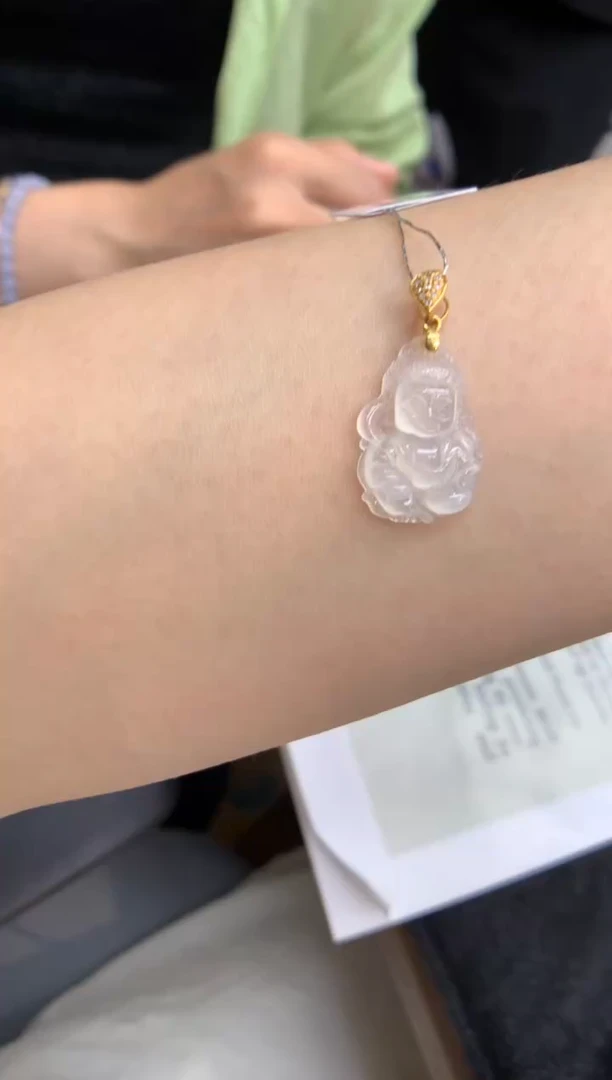 翡翠18K金镶嵌颈饰观音