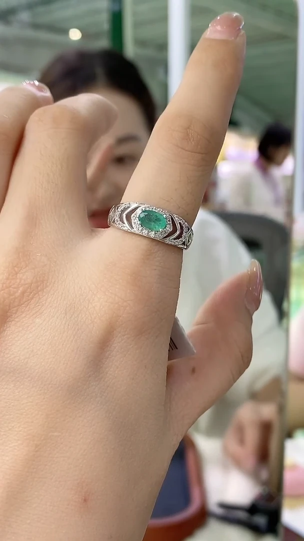 银S925镶嵌戒指祖母绿076ZB1102产品一个