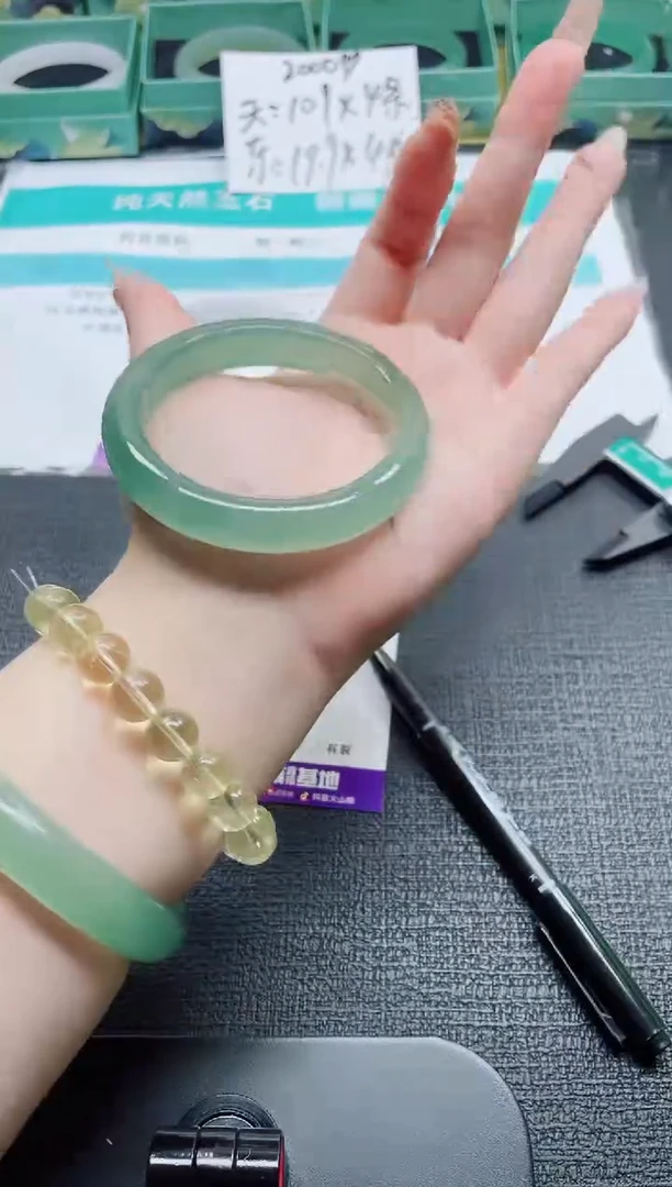 未镶嵌手镯石英质玉105-58