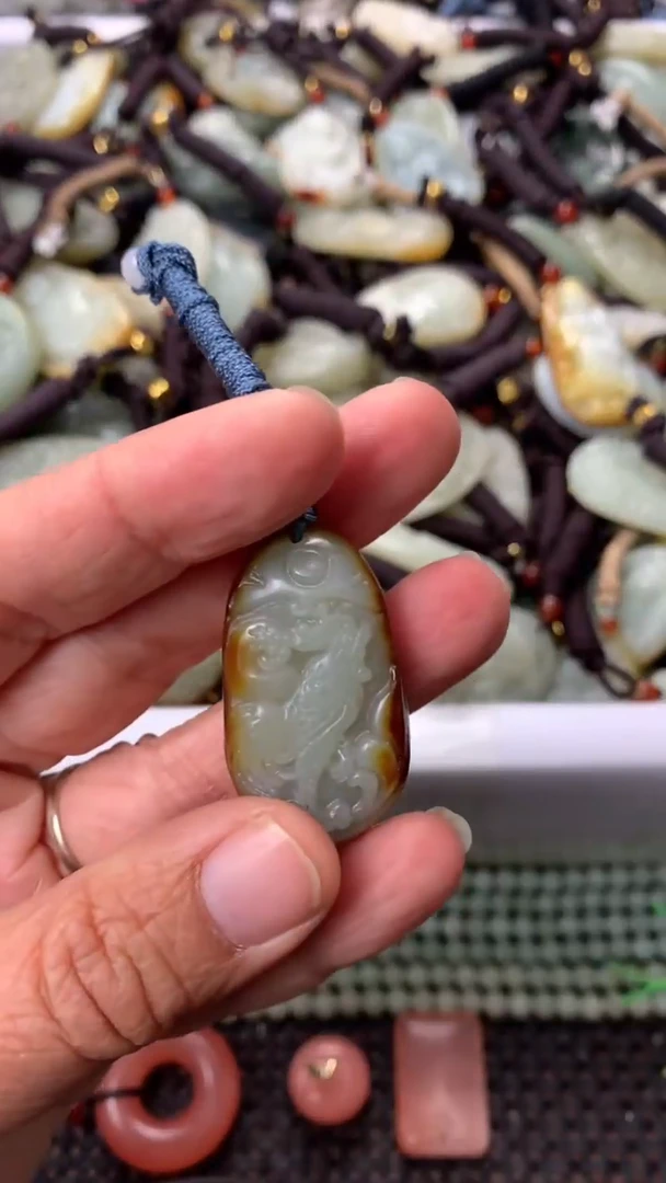 【闪购商品】和田玉颈饰未镶嵌多样性发货没有证书，拍一发一.有瑕