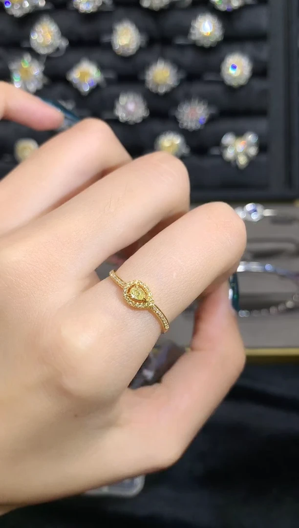 戒指18K金镶嵌钻石戒指