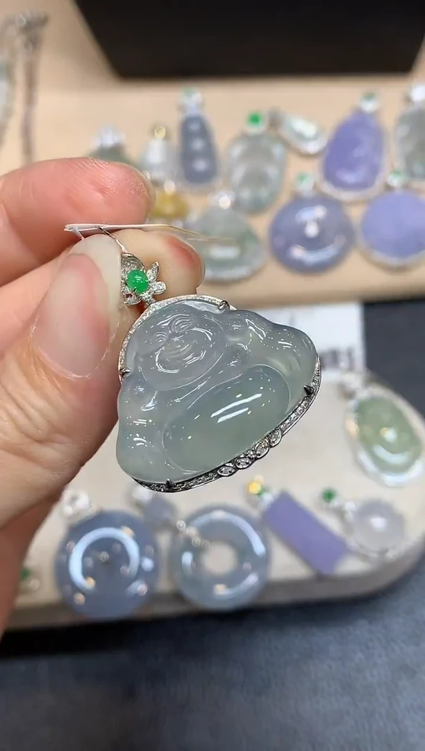 颈饰18K金镶嵌翡翠佛公【无服务费