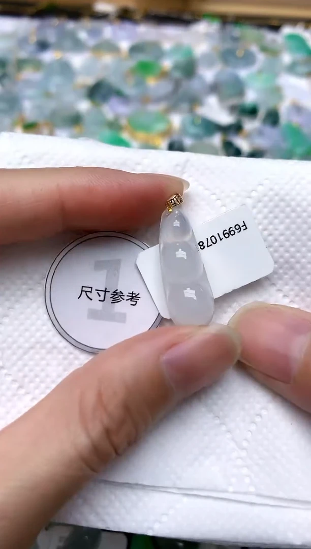 颈饰18K金镶嵌翡翠天然A货翡翠