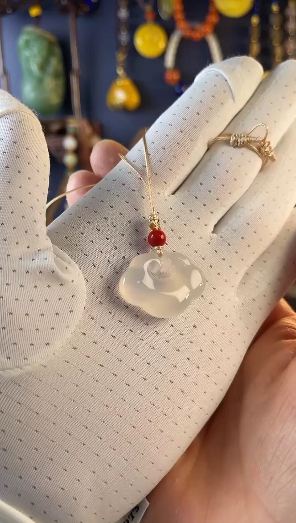 玛瑙/玉髓颈饰未镶嵌祥云锁荔枝冻吊坠