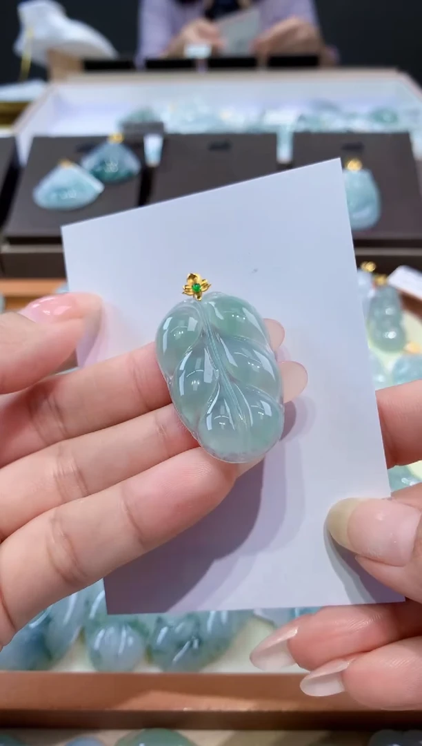 颈饰18K金镶嵌翡翠天然缅甸翡翠A货挂件